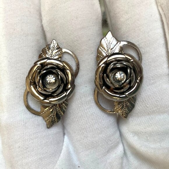 Vintage Silver Tone Rose Screw Back Earrings Rhinestone Center Leaf Detail - Picture 1 of 5